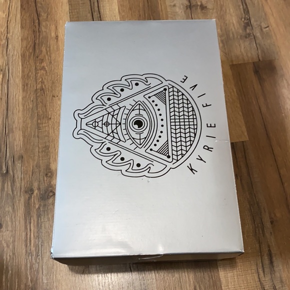 Kyrie 5 SBSP squidward - Picture 15 of 16